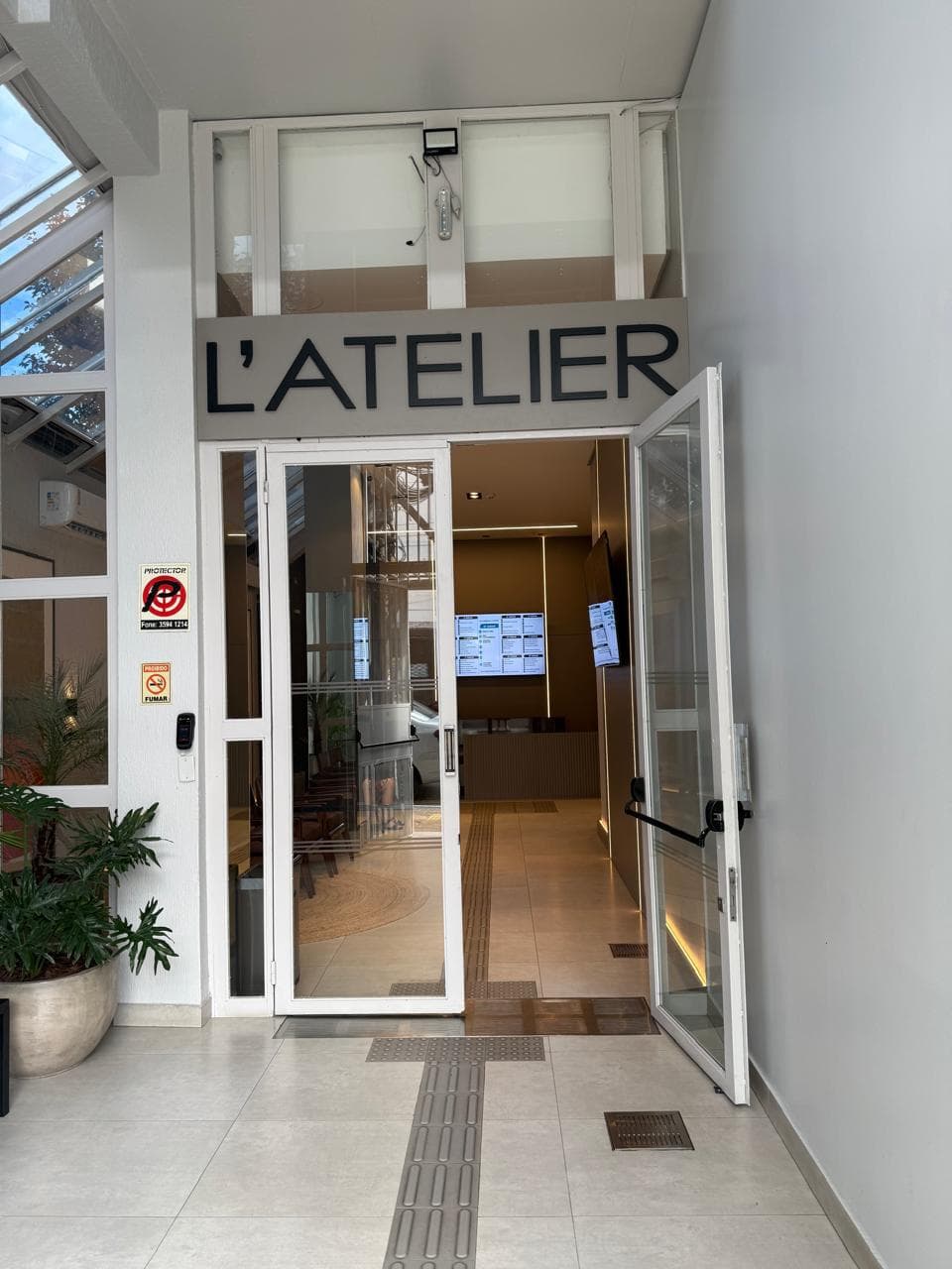 Portaria do Edifício L'Atelier, onde fica o consultório